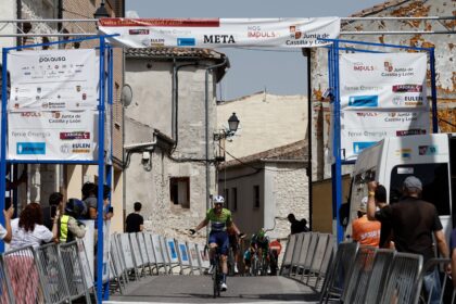 Luke Valenti, vencedor en Cuéllar de la 2ª etapa de la #VueltaCyL26 (Foto: Alberto Guervós)