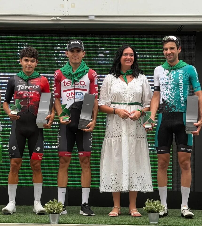 El Pelotón Beñat Garaiar (Telco-ON Clima-Osès) se exhibe en el Gran Premio San Lorenzo de Huesca Podio del GP San Lorenzo 2026 de Huesca con Garaiar como ganador (Foto: Torres - Sobato)