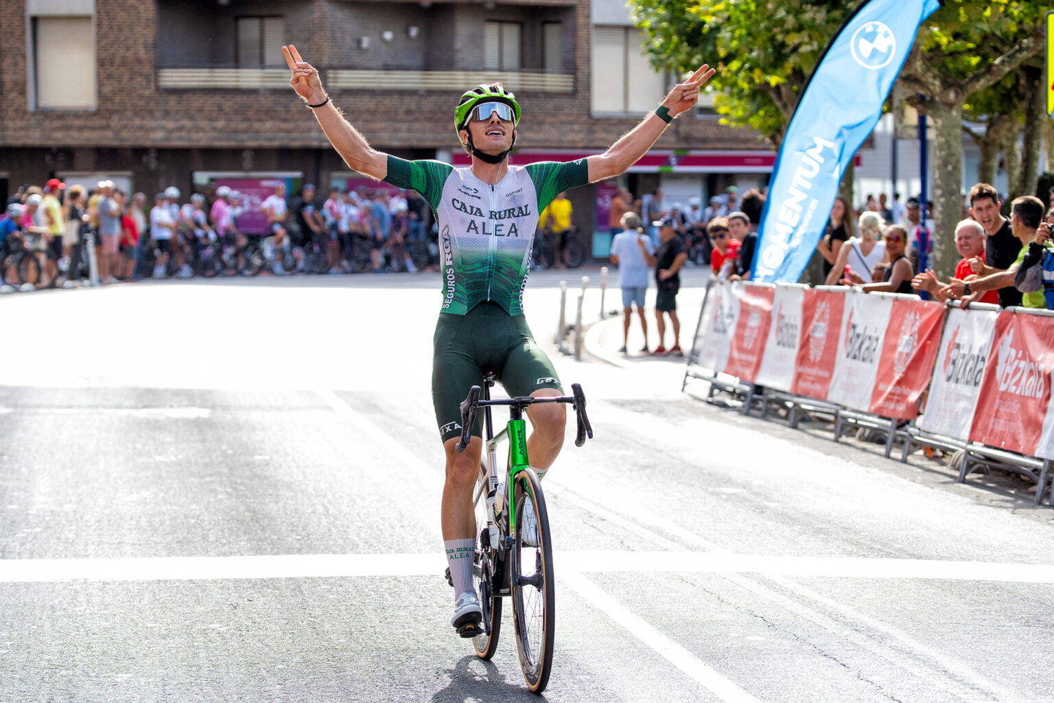 El Pelotón Mikel Uncilla se impone en solitario en Sopela