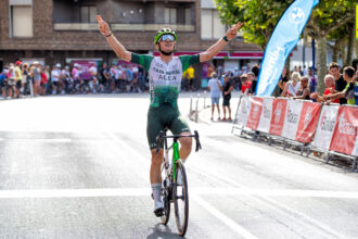 El Pelotón Mikel Uncilla se impone en solitario en Sopela