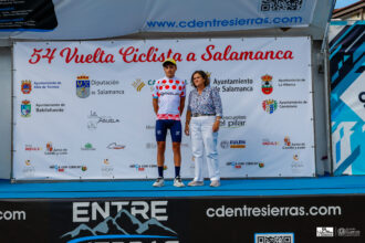 El Pelotón El Bicho - Plataforma Central Iberum se lleva la montaña en Salamanca y roza la victoria en la primera etapa