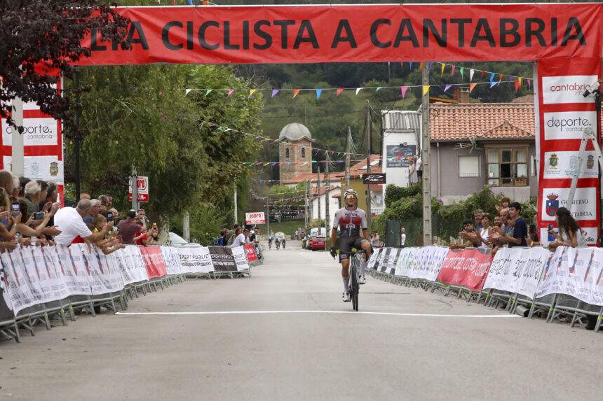 El Pelotón Dexter Townsend (Harrogate) gana en Vioño de Piélagos y es el nuevo líder de la Vuelta a Cantabria Junior UCI Dexter Townsend Harrogate Vioño de Piélagos Vuelta a Cantabria