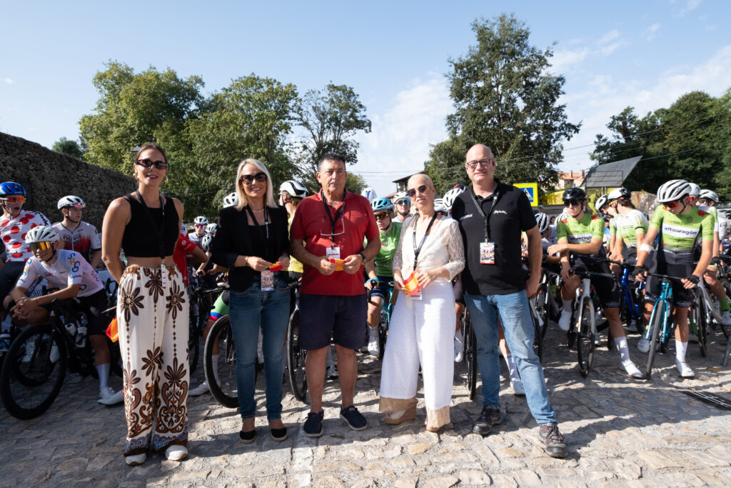 El Pelotón Pepe Vega triunfa en Santillana del Mar y consigue la victoria final de Vuelta a Cantabria Junior UCI 2026 Corte de cinta Santillana del Mar Vuelta a Cantabria