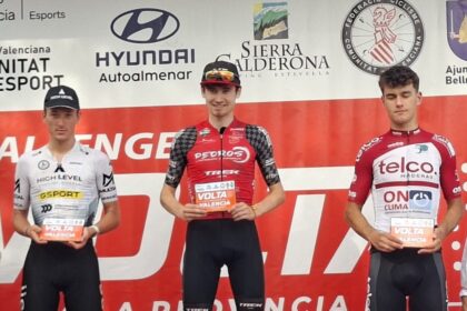Fito, Llopis, Collell, podio en Estivella de Volta a València 2026 (Foto: Federación Valenciana de Ciclismo)