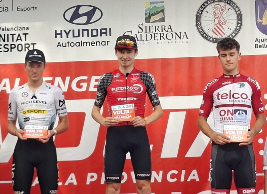 Fito, Llopis, Collell, podio en Estivella de Volta a València 2026 (Foto: Federación Valenciana de Ciclismo)