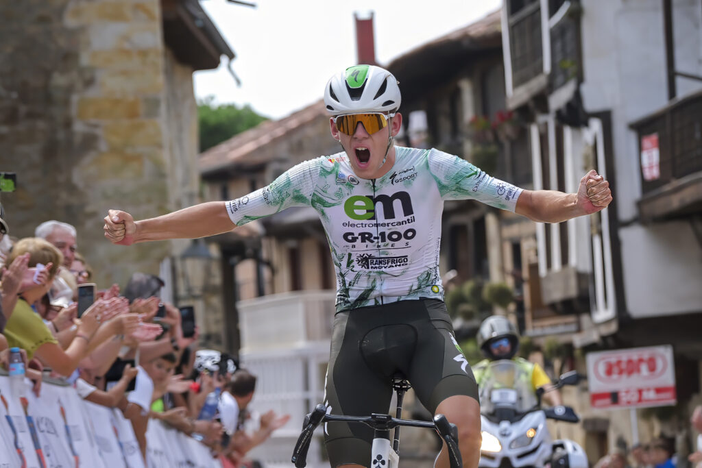 El Pelotón Pepe Vega triunfa en Santillana del Mar y consigue la victoria final de Vuelta a Cantabria Junior UCI 2026 José Vega Electromercantil GR100 Vuelta a Cantabria Santillana del Mar