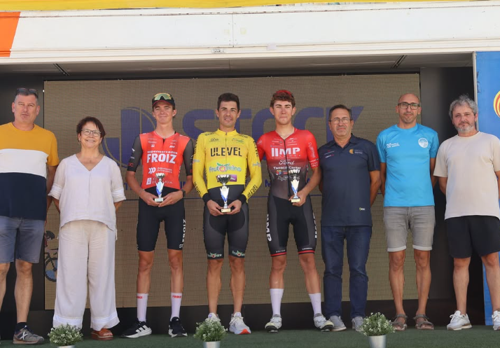 El Pelotón Sebastián Mora (Ulevel-Frutamine) se anota el triunfo en La Sénia Mora, Olvera y Figuls, podio La Sénia 2026 (Foto: Ajuntament de La Sénia)