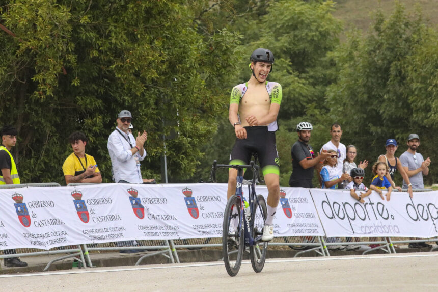 El Pelotón Victoria de Stan Vernaillen (Wielerclub Onder Ons Parike) en Puente Viesgo para ser el primer líder de la Vuelta a Cantabria Junior UCI Corte de cinta Puente Viesgo Vuelta a Cantabria