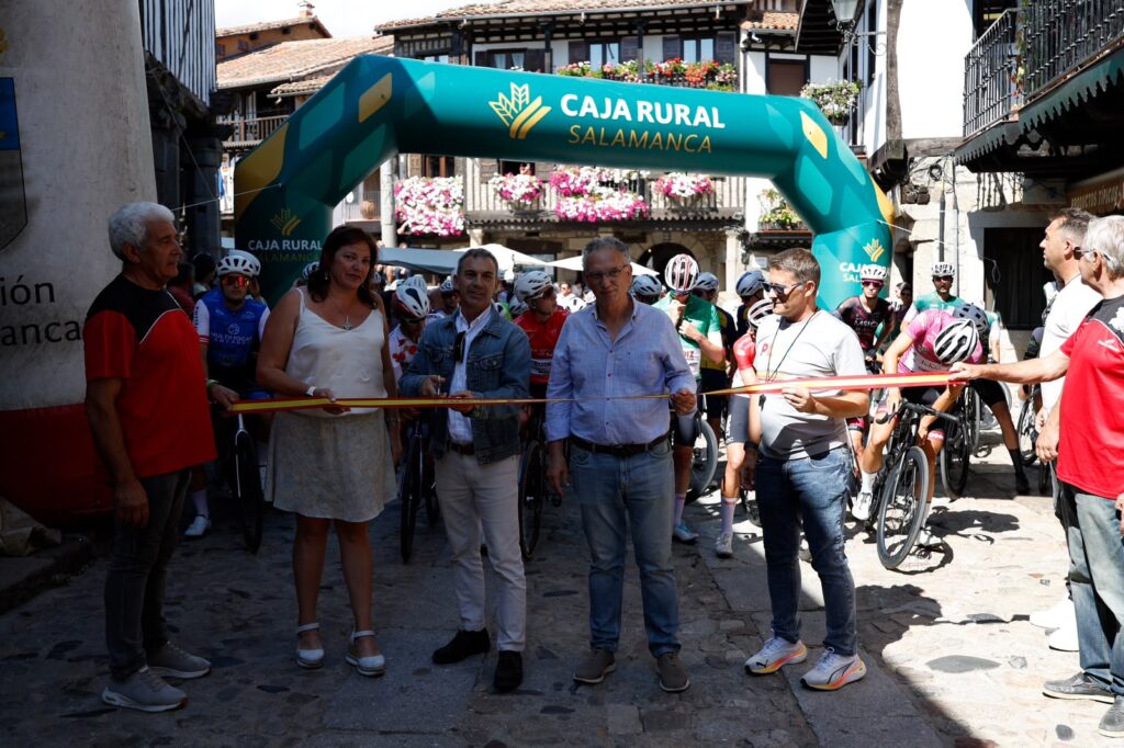 Corte de cinta La Alberca Vuelta a Salamanca