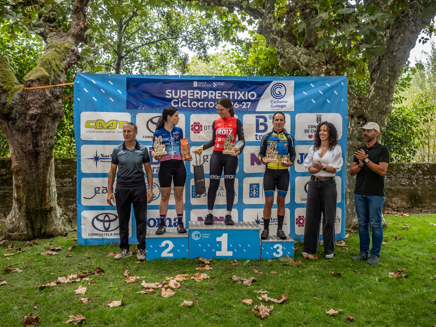El Pelotón Miguel Rodríguez y Laura Mira estrenan el Superprestixio con victoria en Chantada
