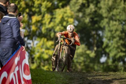 El Pelotón Felipe Orts resiste en el barro de Meulebeke y suma un nuevo top-10 en Bélgica