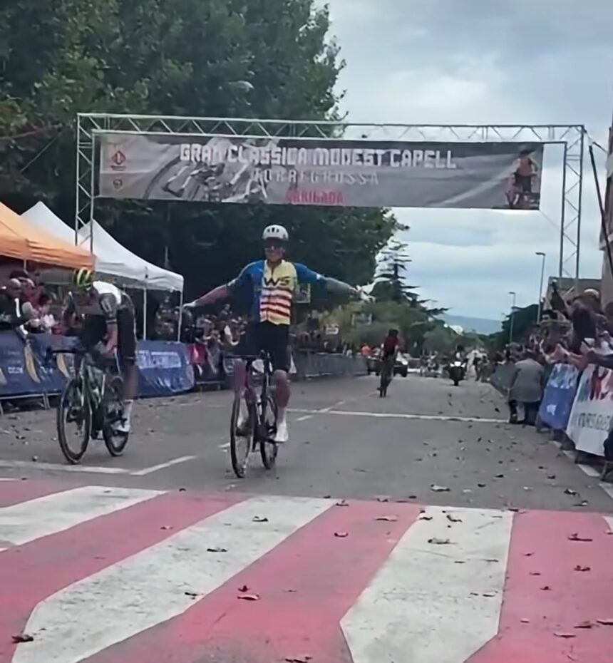El Pelotón Alejandro Gomiz (XWS) repite en Torregrossa y Aleix Sierra (CC Lleida) recupera la corona de las Grans Clàssiques Gomiz gana Clàssica Modest Capell 2026 (Fuente: @ciclismecat)