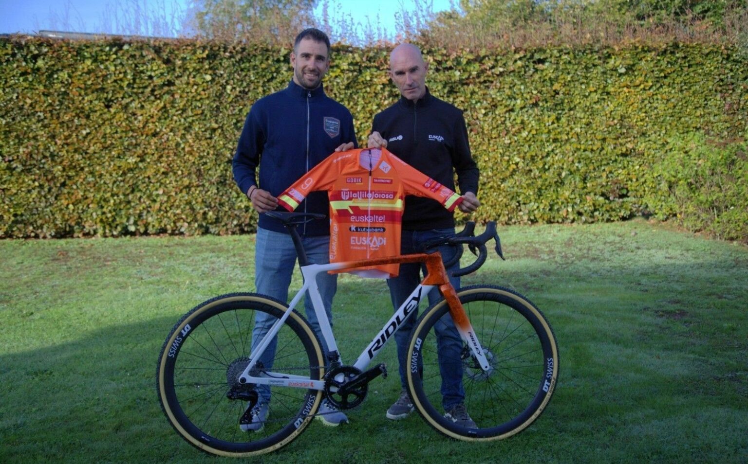 El Pelotón Felipe Orts estrenará el maillot de la Fundación Euskadi este jueves en Ardooie