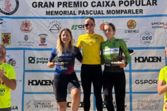 El Pelotón Moncho espera a las dos últimas vueltas para firmar el triplete y Sara Bonillo vuelve a dominar en L’Énova