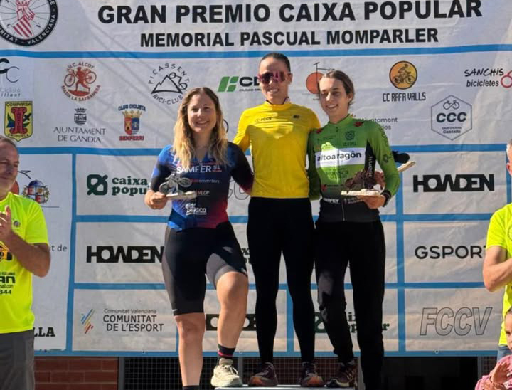 El Pelotón Moncho espera a las dos últimas vueltas para firmar el triplete y Sara Bonillo vuelve a dominar en L’Énova